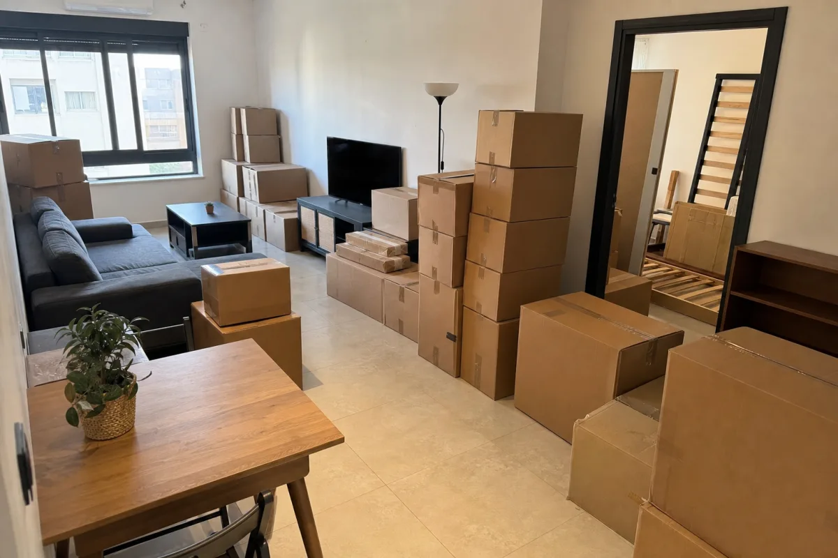 דירה ארוזה עם ארגזים, רהיטים ופריטים מוכנים להובלה